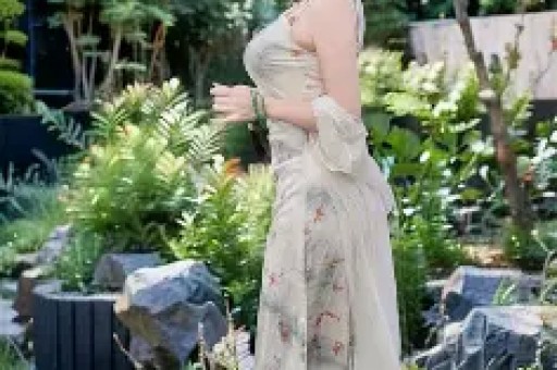 江疏影39岁凭“脚毛”上热搜背后藏着内娱对中年女星最大的傲慢
